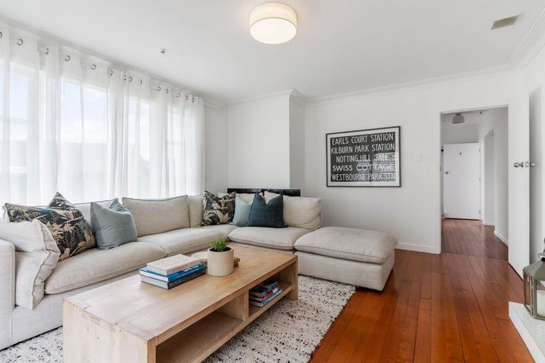 Photo of property in 101 Island Bay Road, Beach Haven, Auckland, 0626