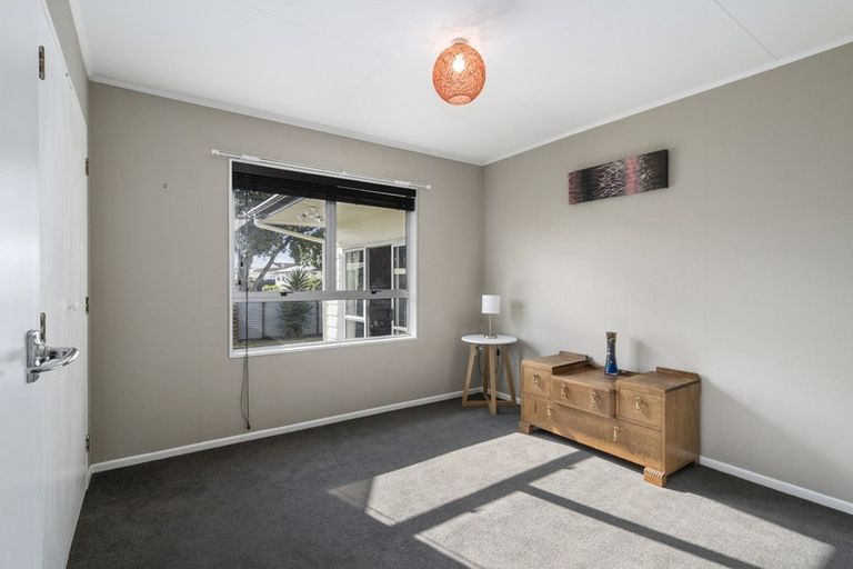 Photo of property in 127 Apollo Parade, Milson, Palmerston North, 4414