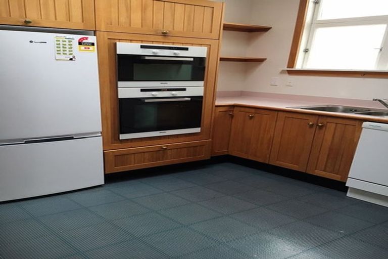 Photo of property in 82 Oriental Parade, Oriental Bay, Wellington, 6011