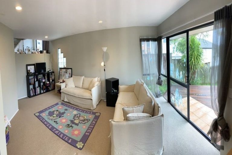 Photo of property in 2/8 Sunnynook Road, Sunnynook, Auckland, 0620