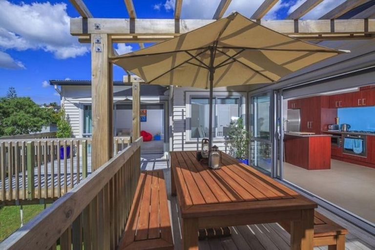 Photo of property in 24 Kiteroa Terrace, Rothesay Bay, Auckland, 0630