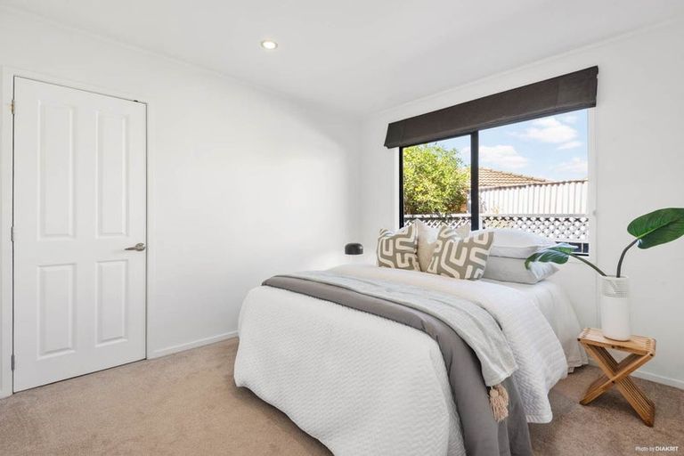 Photo of property in 10 Bridgehead Cove, West Harbour, Auckland, 0618