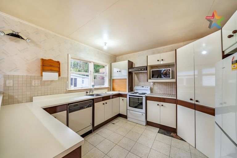 Photo of property in 385 Stokes Valley Road, Stokes Valley, Lower Hutt, 5019