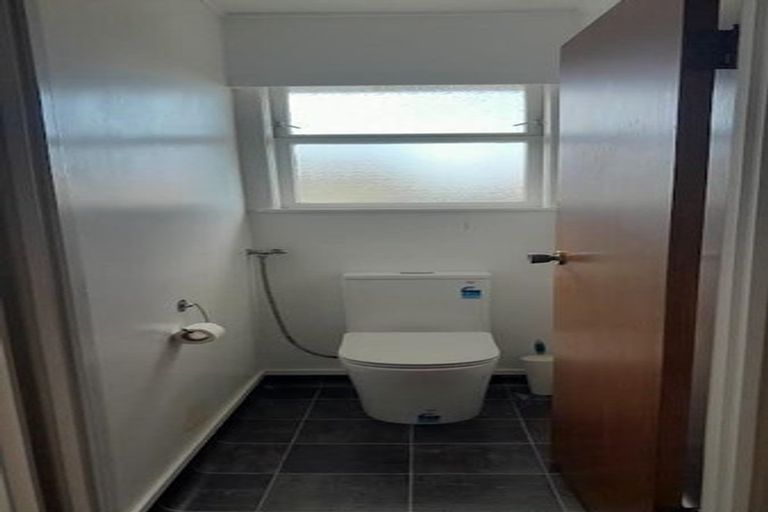 Photo of property in 2/210 Sunnynook Road, Totara Vale, Auckland, 0627