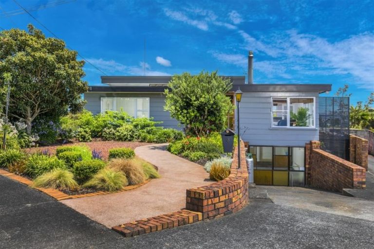 Photo of property in 3 Hillary Heights Avenue, Glendene, Auckland, 0602