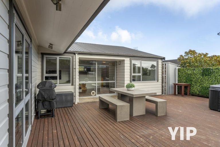 Photo of property in 8 Gow Street, Newlands, Wellington, 6037