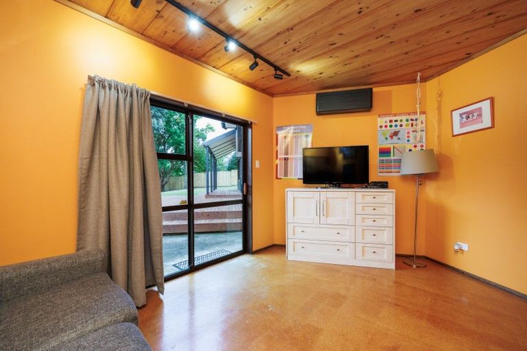 Photo of property in 11 Hillgrove Place, Fitzherbert, Palmerston North, 4410