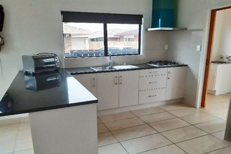 Photo of property in 2/7 Barbados Drive, Unsworth Heights, Auckland, 0632