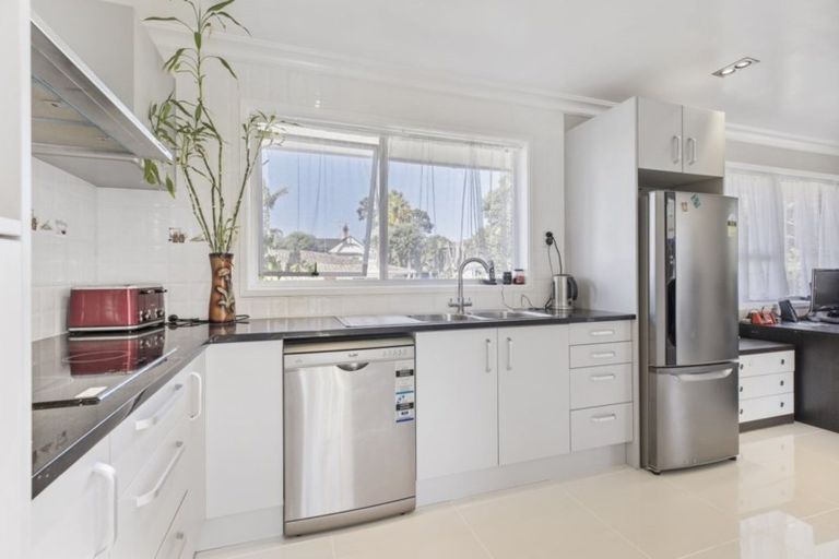 Photo of property in 17 Freshney Place, Hillpark, Auckland, 2102