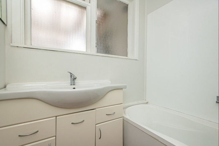 Photo of property in 8 Bradford Place, Awapuni, Palmerston North, 4412