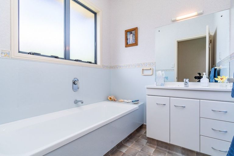 Photo of property in 6 Regent Street, Whakapirau, Maungaturoto, 0583