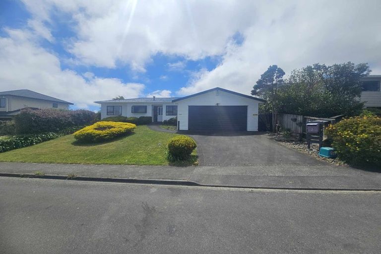 Photo of property in 3 Bayswater Place, Newlands, Wellington, 6037