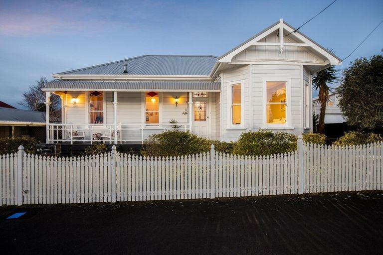 Photo of property in 17 Kowhai Street, Strandon, New Plymouth, 4312