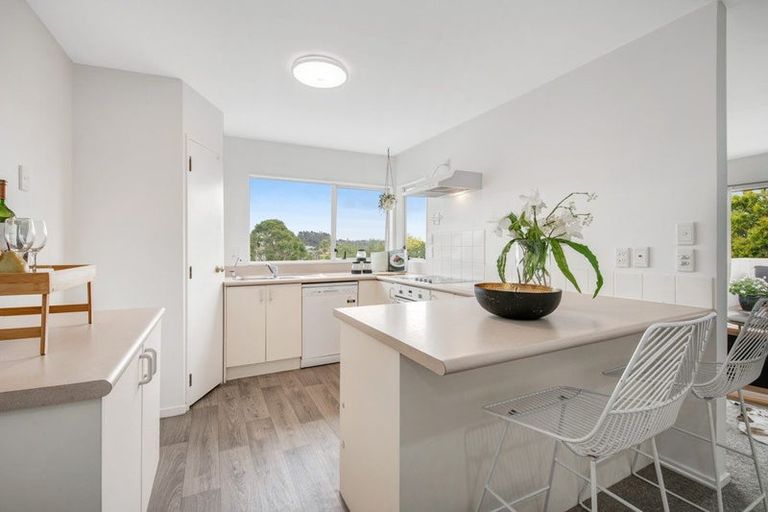 Photo of property in 12 Mandeville Place, Unsworth Heights, Auckland, 0632