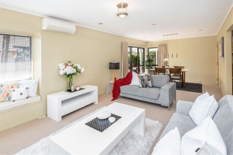 Photo of property in 43 Headcorn Place, Botany Downs, Auckland, 2010