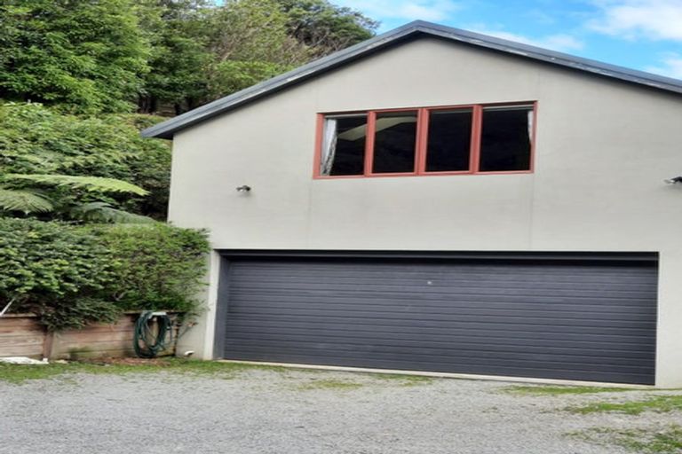 Photo of property in 21 Thatcher Crescent, Crofton Downs, Wellington, 6035