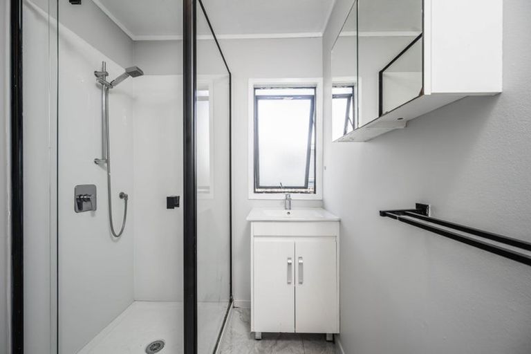 Photo of property in 2/15 Secretariat Place, Randwick Park, Auckland, 2105