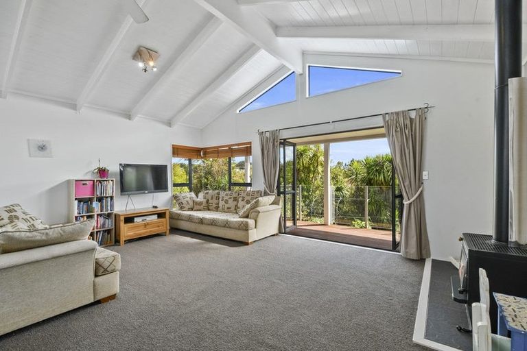 Photo of property in 15 Buttercup Place, Waimauku, 0812