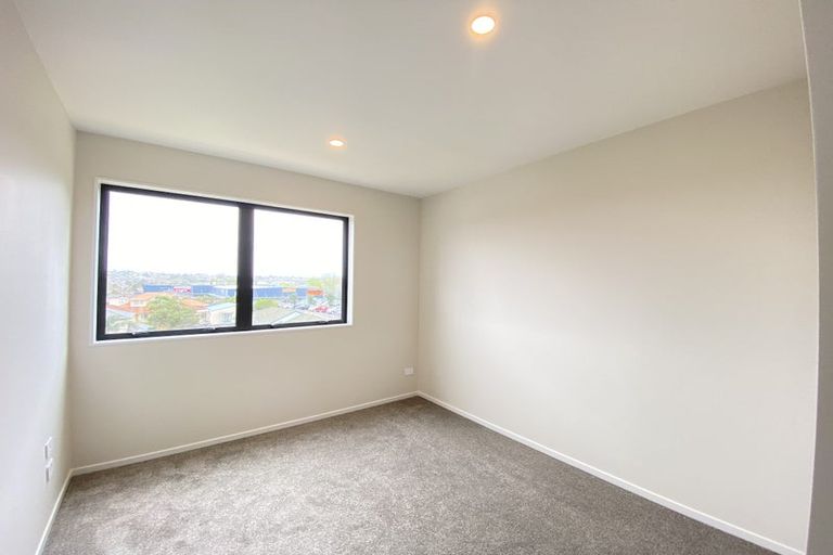 Photo of property in 17c Buscomb Avenue, Henderson, Auckland, 0610