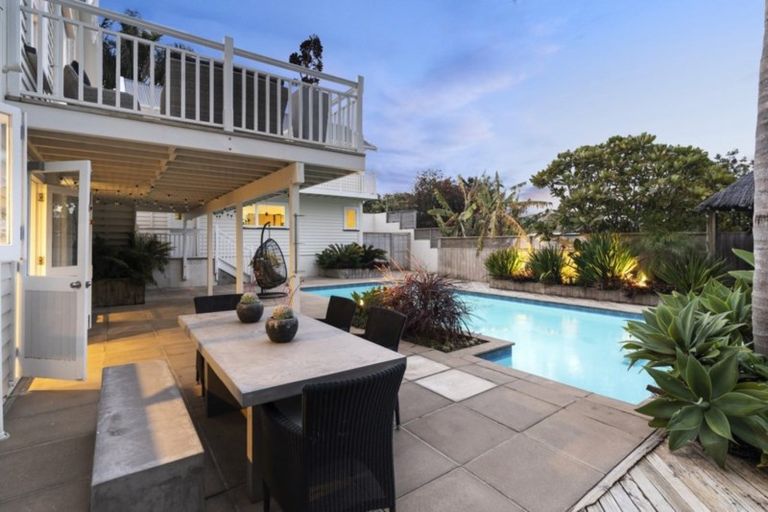 Photo of property in 30 Maritime Terrace, Birkenhead, Auckland, 0626