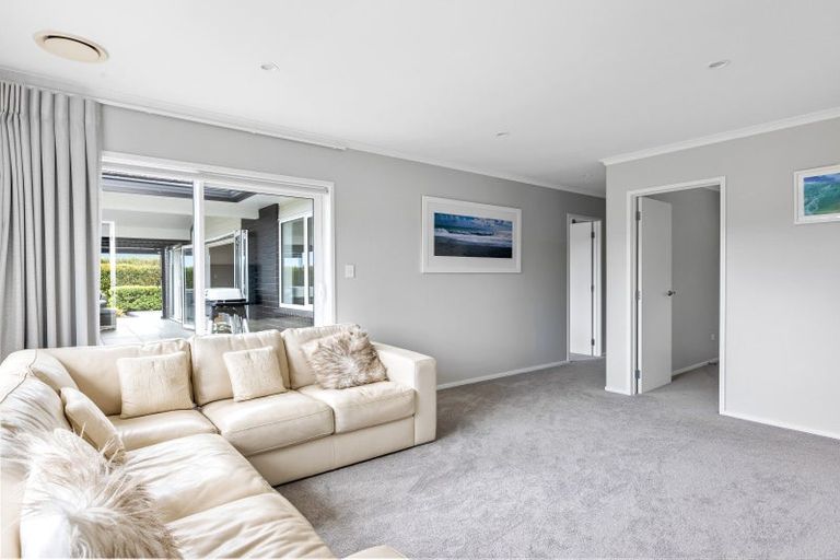 Photo of property in 60 Roberts Road, Matakatia, Whangaparaoa, 0930