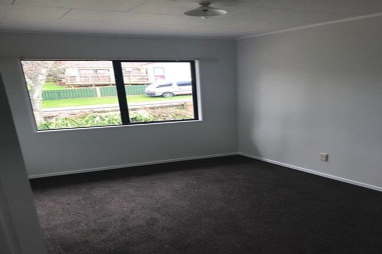 Photo of property in 1 Lowell Place, Massey, Auckland, 0614