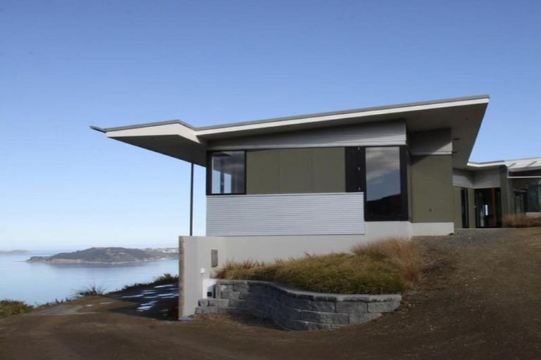 Photo of property in 16 Dungarvan Road, Newlands, Wellington, 6037