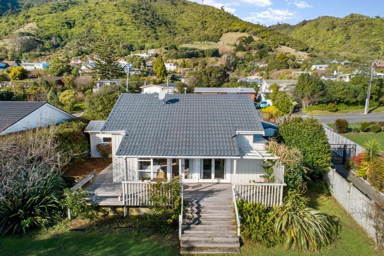 Photo of property in 92 Winara Avenue, Waikanae, 5036