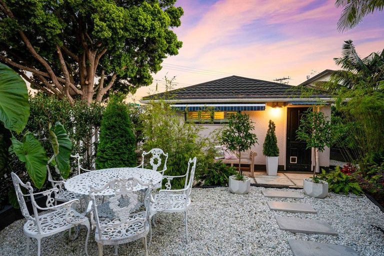 Photo of property in 1/2 Heathcote Road, Castor Bay, Auckland, 0620