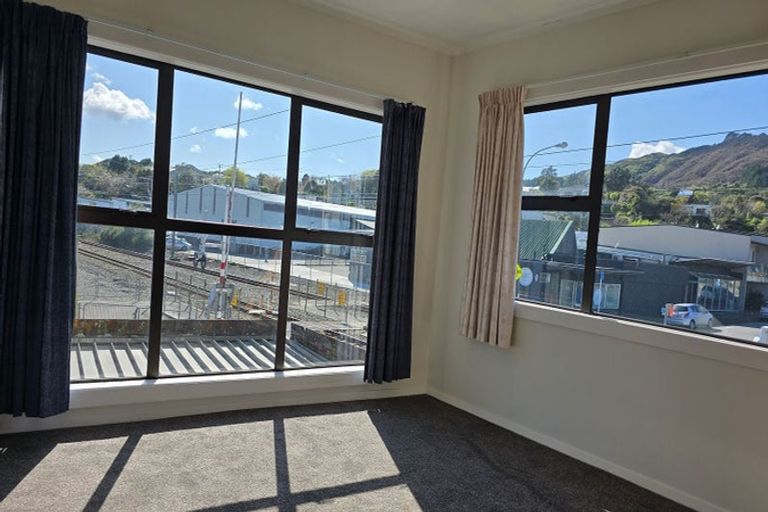 Photo of property in 8 Collins Avenue, Tawa, Wellington, 5028