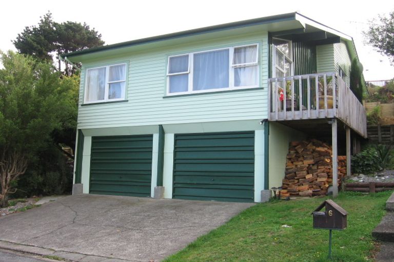 Photo of property in 6 Shrimpton Way, Newlands, Wellington, 6037