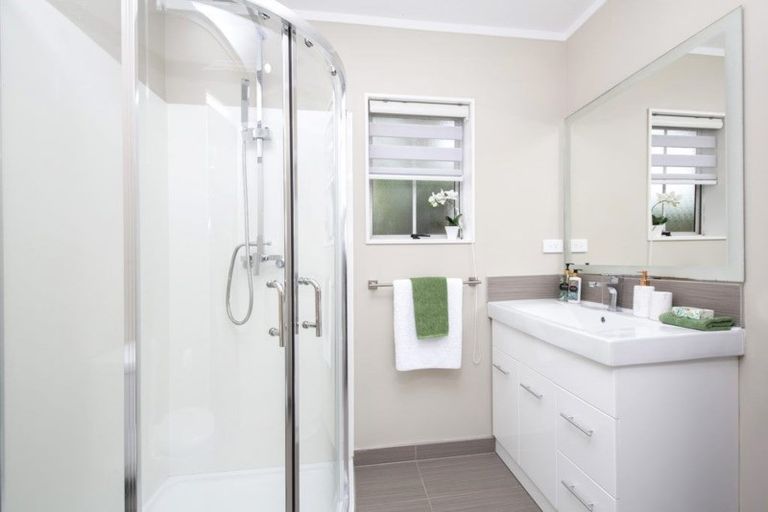 Photo of property in 22 Lochend Place, Highland Park, Auckland, 2010