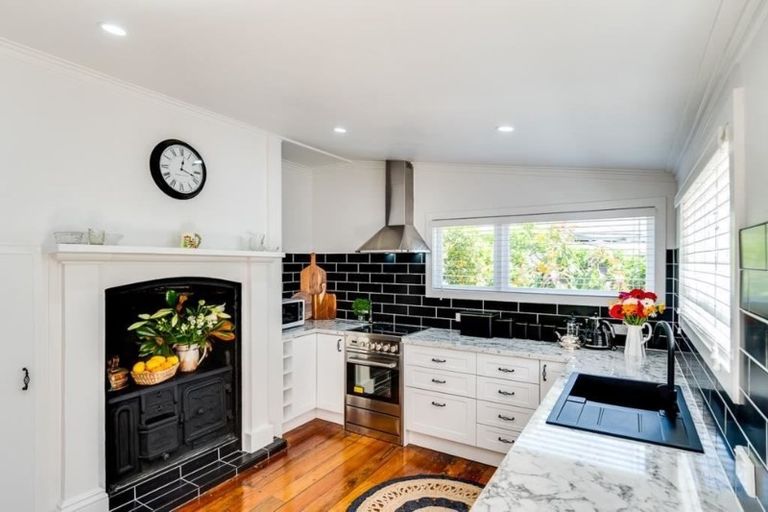 Photo of property in 107 Shakespeare Road, Bluff Hill, Napier, 4110