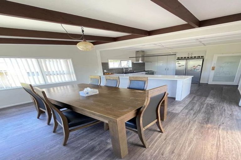 Photo of property in 28 Harrybrook Road, Green Bay, Auckland, 0604