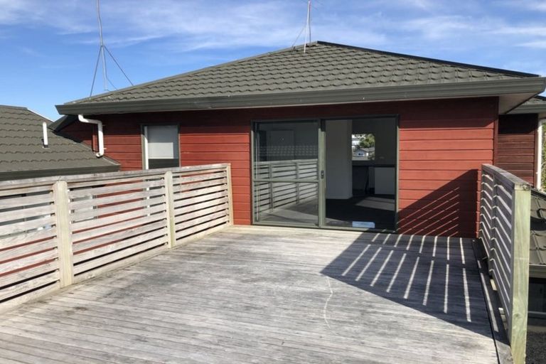 Photo of property in 1 Ryden Place, Glen Eden, Auckland, 0602