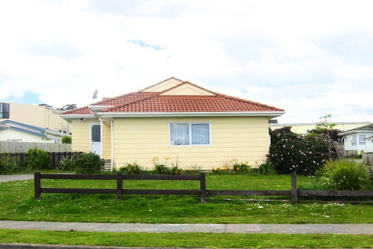 Photo of property in 25 Robert Skelton Place, Clendon Park, Auckland, 2103
