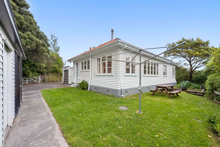 Photo of property in 1 Summit Road, Fairfield, Lower Hutt, 5011