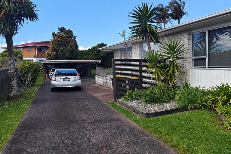 Photo of property in 2/3 Ian Place, Glendene, Auckland, 0602