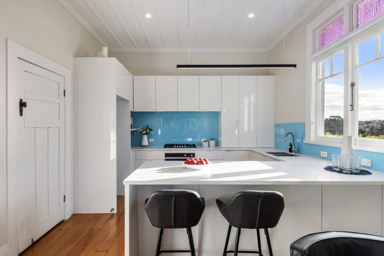 Photo of property in 54 Wairoa Road, Narrow Neck, Auckland, 0624