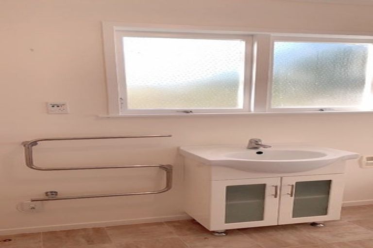 Photo of property in 20 Lake Road, Northcote, Auckland, 0627