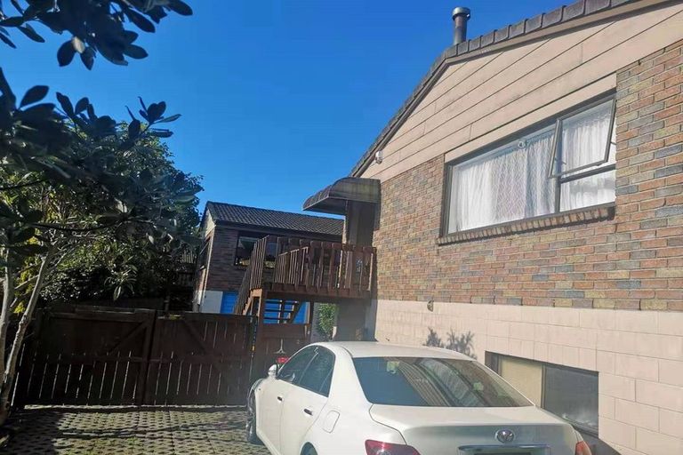 Photo of property in 2/66 Aviemore Drive, Highland Park, Auckland, 2010