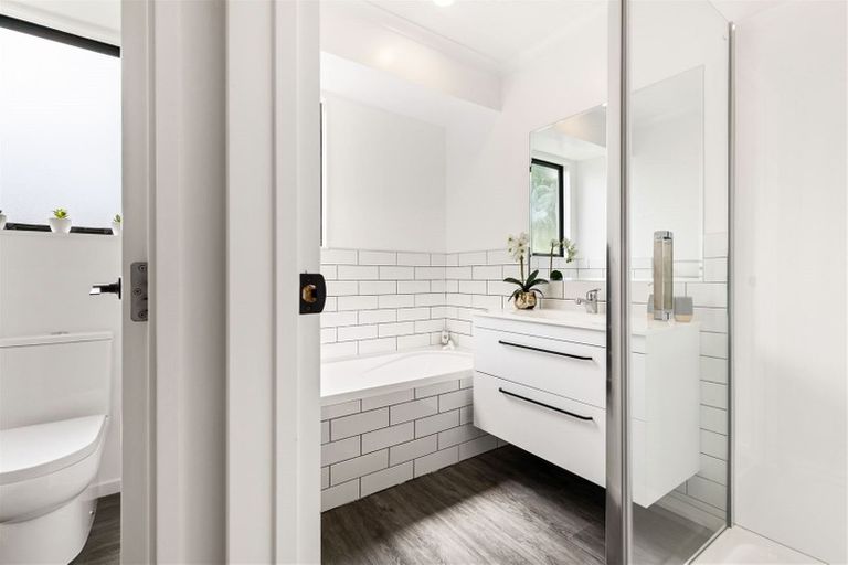 Photo of property in 15a Rixon Place, Te Atatu Peninsula, Auckland, 0610