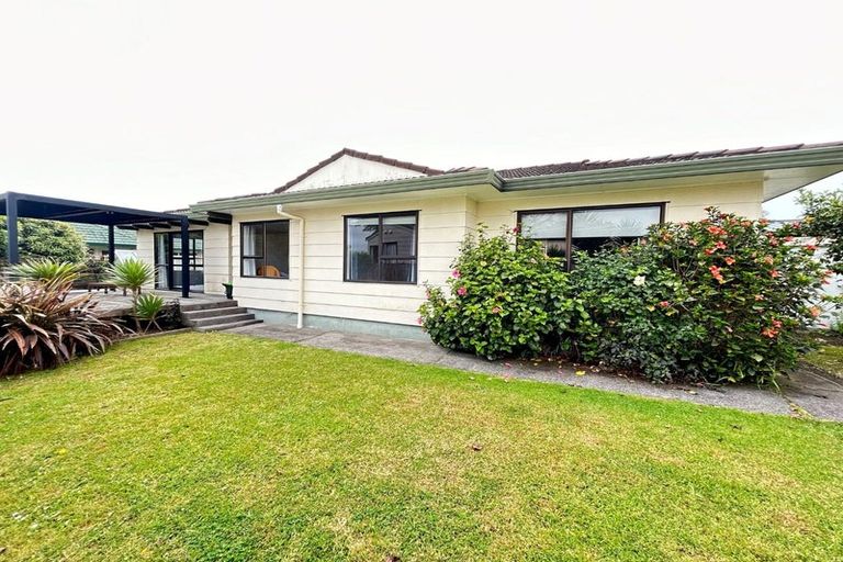 Photo of property in 15 Oakmont Place, Wattle Downs, Auckland, 2103
