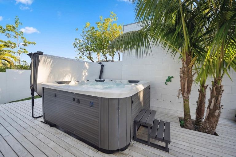 Photo of property in 12a Eastcliffe Road, Castor Bay, Auckland, 0620