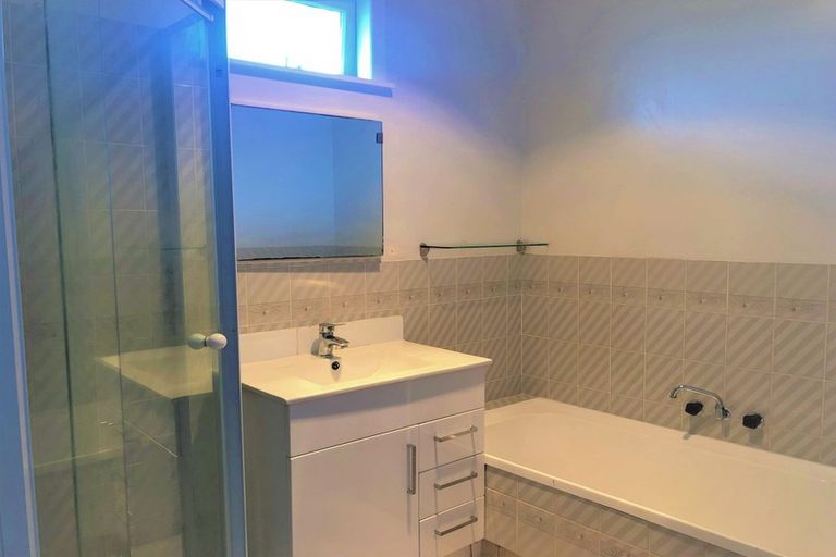 Photo of property in 48 Cobham Crescent, Kelston, Auckland, 0602