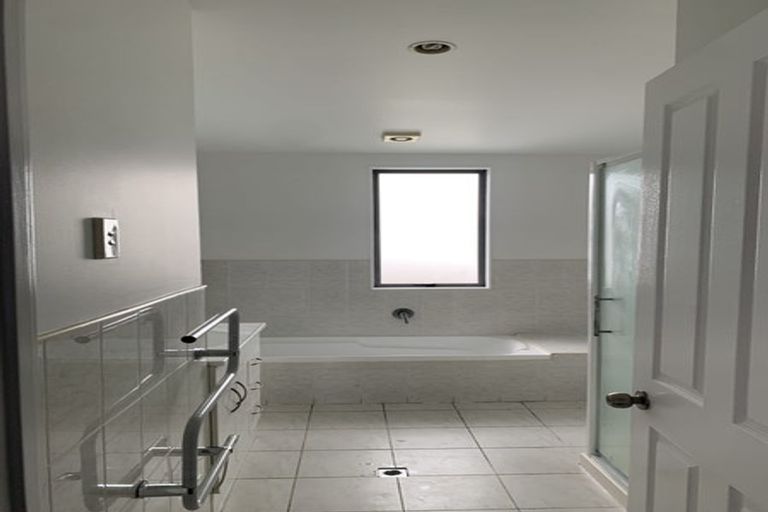 Photo of property in 25/3 Hulme Place, Henderson, Auckland, 0612