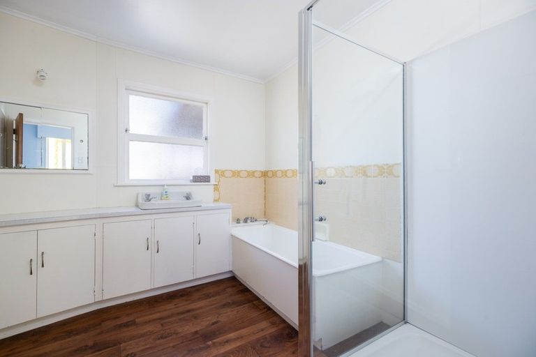 Photo of property in 52 Queens Road, Glen Avon, New Plymouth, 4312