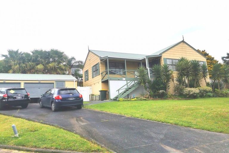 Photo of property in 17 Palmetto Place, Goodwood Heights, Auckland, 2105