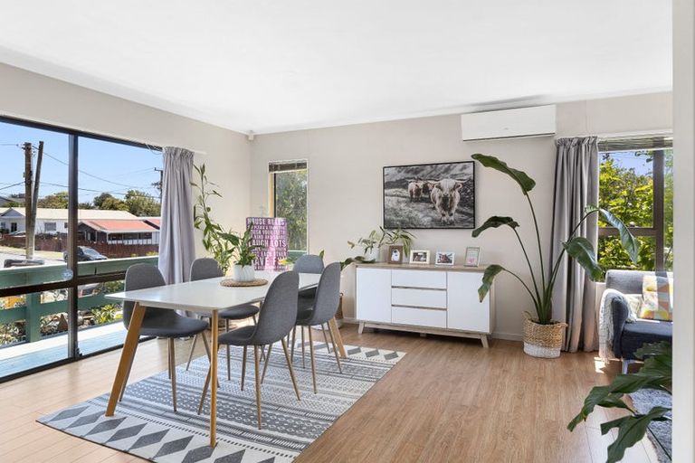 Photo of property in 21 Red Beach Road, Red Beach, 0932