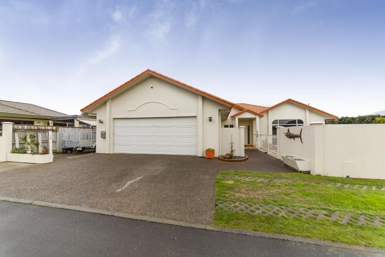 Photo of property in 15 Sycamore Crescent, Fitzherbert, Palmerston North, 4410